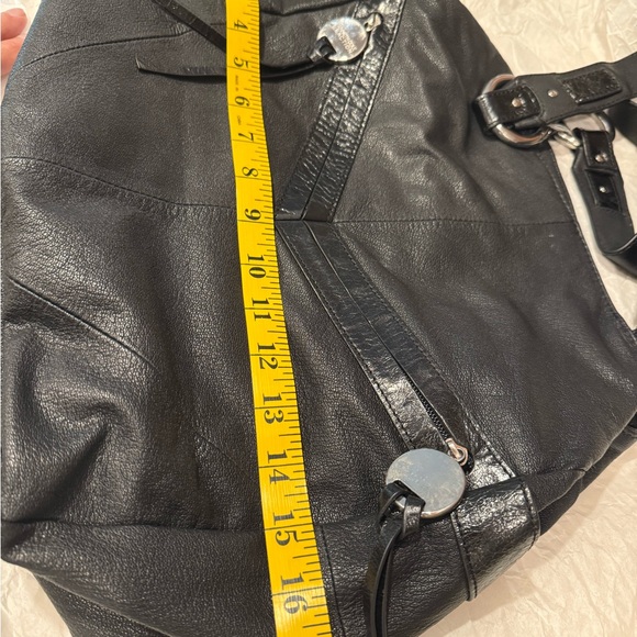 Kenneth Cole Reaction Black leather and Silver accents Shoulder Bag - Picture 9 of 9